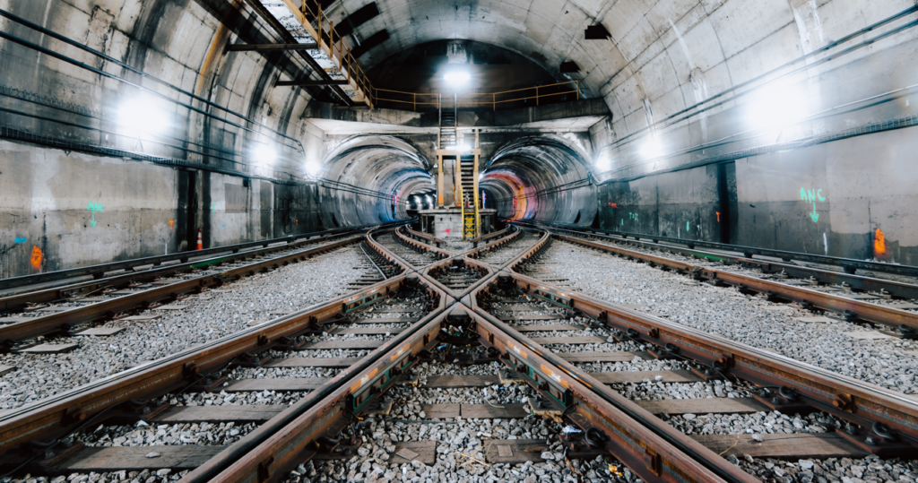 Tunel ferroviario cruce dos vías